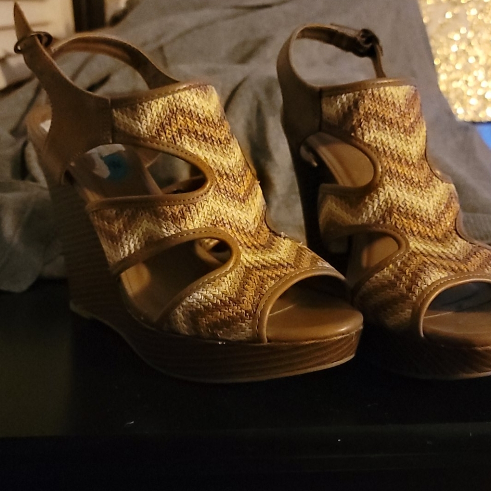 Dollhouse wedges